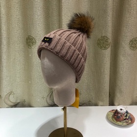 FENDI вязаная шапка. Популярная вязаная шапка FENDI с большим мех