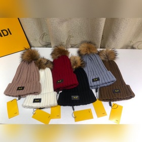 FENDI вязаная шапка. Популярная вязаная шапка FENDI с большим мех