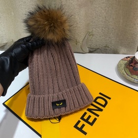 FENDI вязаная шапка. Популярная вязаная шапка FENDI с большим мех