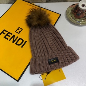 FENDI вязаная шапка. Популярная вязаная шапка FENDI с большим мех
