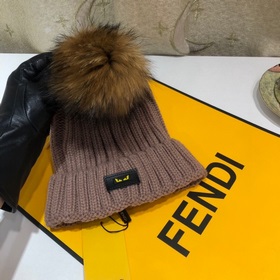 FENDI вязаная шапка. Популярная вязаная шапка FENDI с большим мех