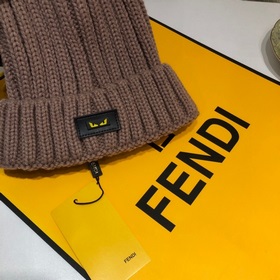 FENDI вязаная шапка. Популярная вязаная шапка FENDI с большим мех