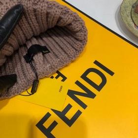 FENDI вязаная шапка. Популярная вязаная шапка FENDI с большим мех
