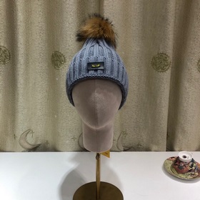 FENDI вязаная шапка. Популярная вязаная шапка FENDI с большим мех