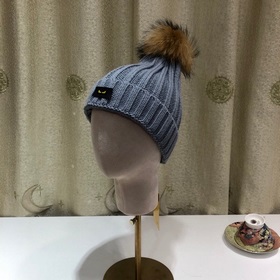 FENDI вязаная шапка. Популярная вязаная шапка FENDI с большим мех