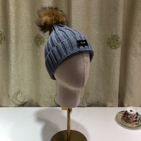 FENDI вязаная шапка. Популярная вязаная шапка FENDI с большим мех