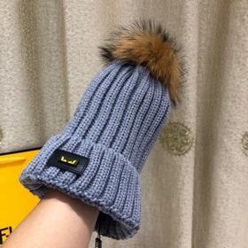 FENDI вязаная шапка. Популярная вязаная шапка FENDI с большим мех