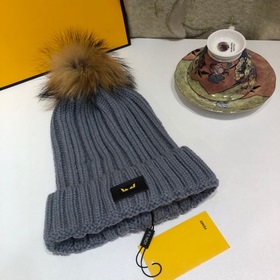 FENDI вязаная шапка. Популярная вязаная шапка FENDI с большим мех