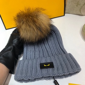 FENDI вязаная шапка. Популярная вязаная шапка FENDI с большим мех