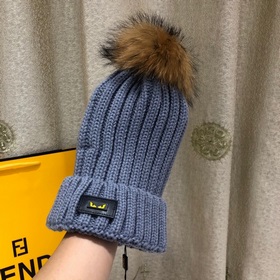 FENDI вязаная шапка. Популярная вязаная шапка FENDI с большим мех