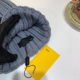 FENDI вязаная шапка. Популярная вязаная шапка FENDI с большим мех