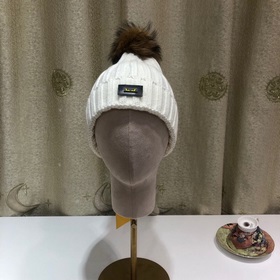 FENDI вязаная шапка. Популярная вязаная шапка FENDI с большим мех