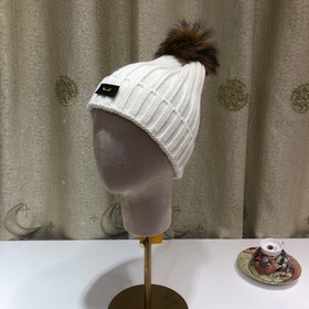 FENDI вязаная шапка. Популярная вязаная шапка FENDI с большим мех