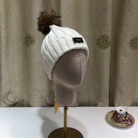 FENDI вязаная шапка. Популярная вязаная шапка FENDI с большим мех
