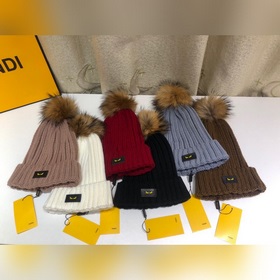 FENDI вязаная шапка. Популярная вязаная шапка FENDI с большим мех