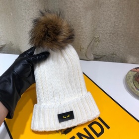 FENDI вязаная шапка. Популярная вязаная шапка FENDI с большим мех
