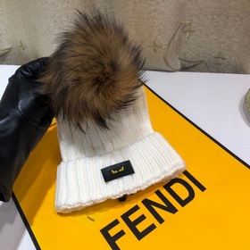 FENDI вязаная шапка. Популярная вязаная шапка FENDI с большим мех