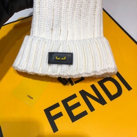 FENDI вязаная шапка. Популярная вязаная шапка FENDI с большим мех