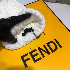 FENDI вязаная шапка. Популярная вязаная шапка FENDI с большим мех