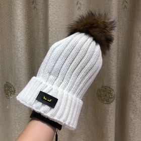 FENDI вязаная шапка. Популярная вязаная шапка FENDI с большим мех