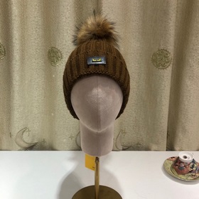 FENDI вязаная шапка. Популярная вязаная шапка FENDI с большим мех