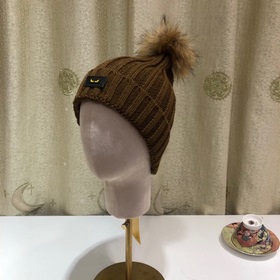 FENDI вязаная шапка. Популярная вязаная шапка FENDI с большим мех
