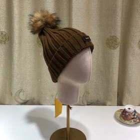 FENDI вязаная шапка. Популярная вязаная шапка FENDI с большим мех