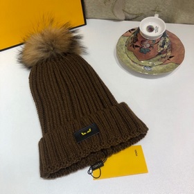 FENDI вязаная шапка. Популярная вязаная шапка FENDI с большим мех