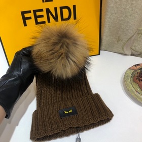 FENDI вязаная шапка. Популярная вязаная шапка FENDI с большим мех