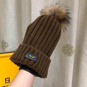 FENDI вязаная шапка. Популярная вязаная шапка FENDI с большим мех