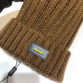 FENDI вязаная шапка. Популярная вязаная шапка FENDI с большим мех