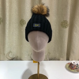 FENDI вязаная шапка. Популярная вязаная шапка FENDI с большим мех