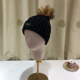 FENDI вязаная шапка. Популярная вязаная шапка FENDI с большим мех