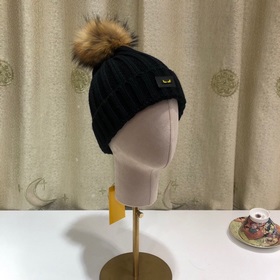 FENDI вязаная шапка. Популярная вязаная шапка FENDI с большим мех
