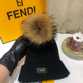 FENDI вязаная шапка. Популярная вязаная шапка FENDI с большим мех
