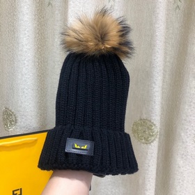 FENDI вязаная шапка. Популярная вязаная шапка FENDI с большим мех