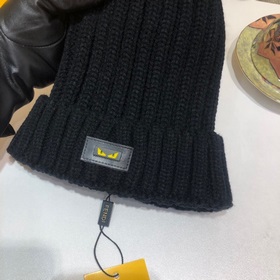 FENDI вязаная шапка. Популярная вязаная шапка FENDI с большим мех