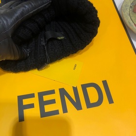 FENDI вязаная шапка. Популярная вязаная шапка FENDI с большим мех