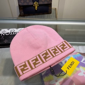 Вязаная шапка FENDI Новинка на официальном сайте. Лаконичный и э