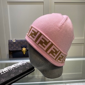 Вязаная шапка FENDI Новинка на официальном сайте. Лаконичный и э