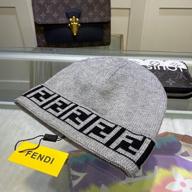 Вязаная шапка FENDI Новинка на официальном сайте. Лаконичный и э