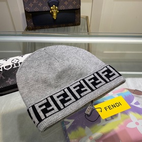 Вязаная шапка FENDI Новинка на официальном сайте. Лаконичный и э
