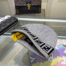 Вязаная шапка FENDI Новинка на официальном сайте. Лаконичный и э