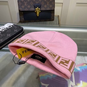 Вязаная шапка FENDI Новинка на официальном сайте. Лаконичный и э