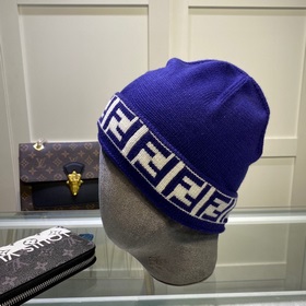 Вязаная шапка FENDI Новинка на официальном сайте. Лаконичный и э