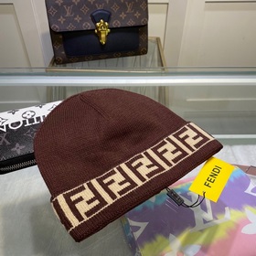 Вязаная шапка FENDI Новинка на официальном сайте. Лаконичный и э