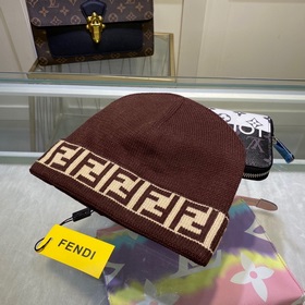 Вязаная шапка FENDI Новинка на официальном сайте. Лаконичный и э