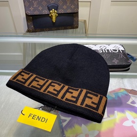 Вязаная шапка FENDI Новинка на официальном сайте. Лаконичный и э