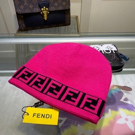 Вязаная шапка FENDI Новинка на официальном сайте. Лаконичный и э