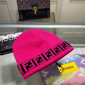 Вязаная шапка FENDI Новинка на официальном сайте. Лаконичный и э